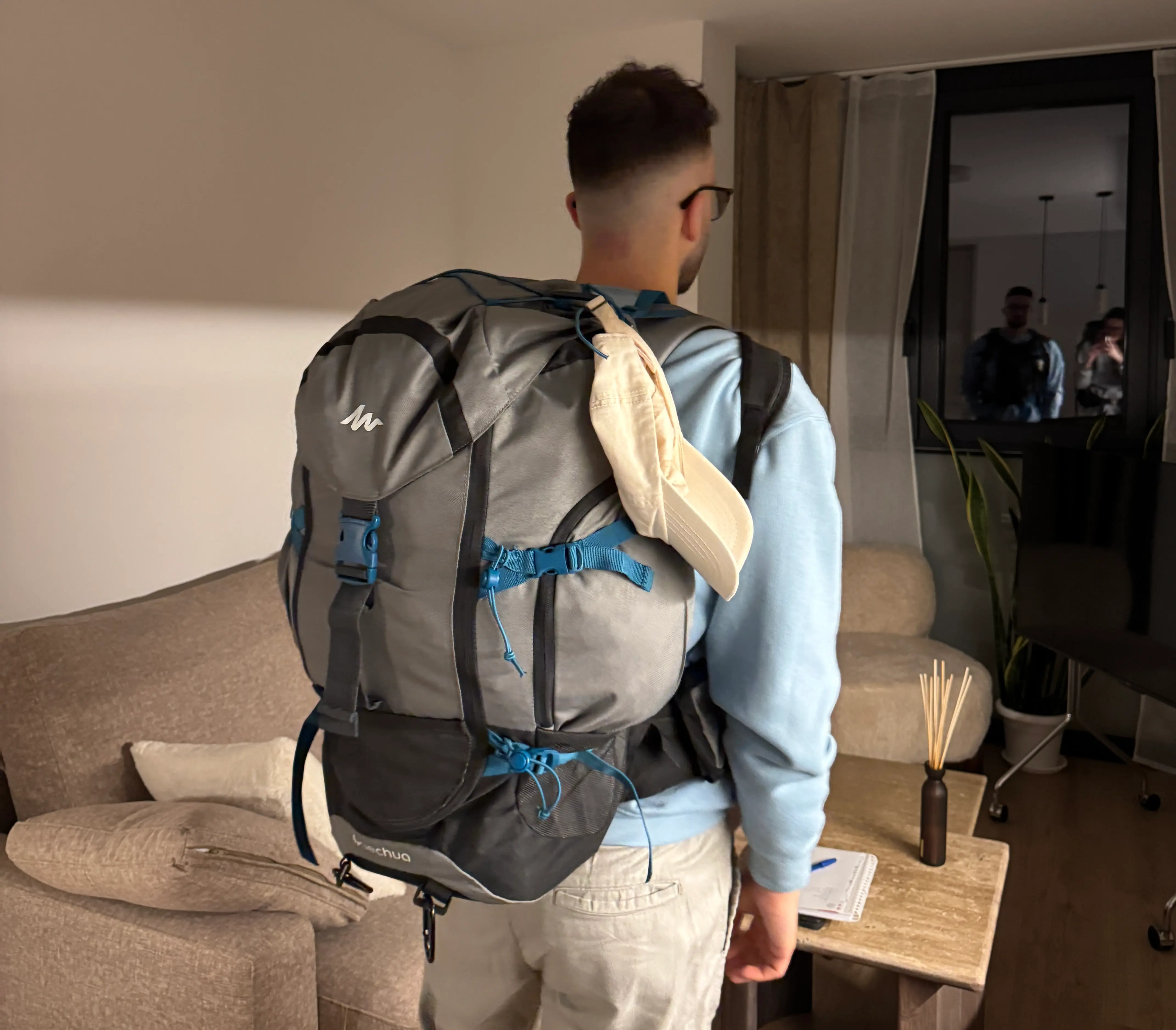 Qué llevar en la maleta: la mochila abierta y organizada antes de salir de viaje